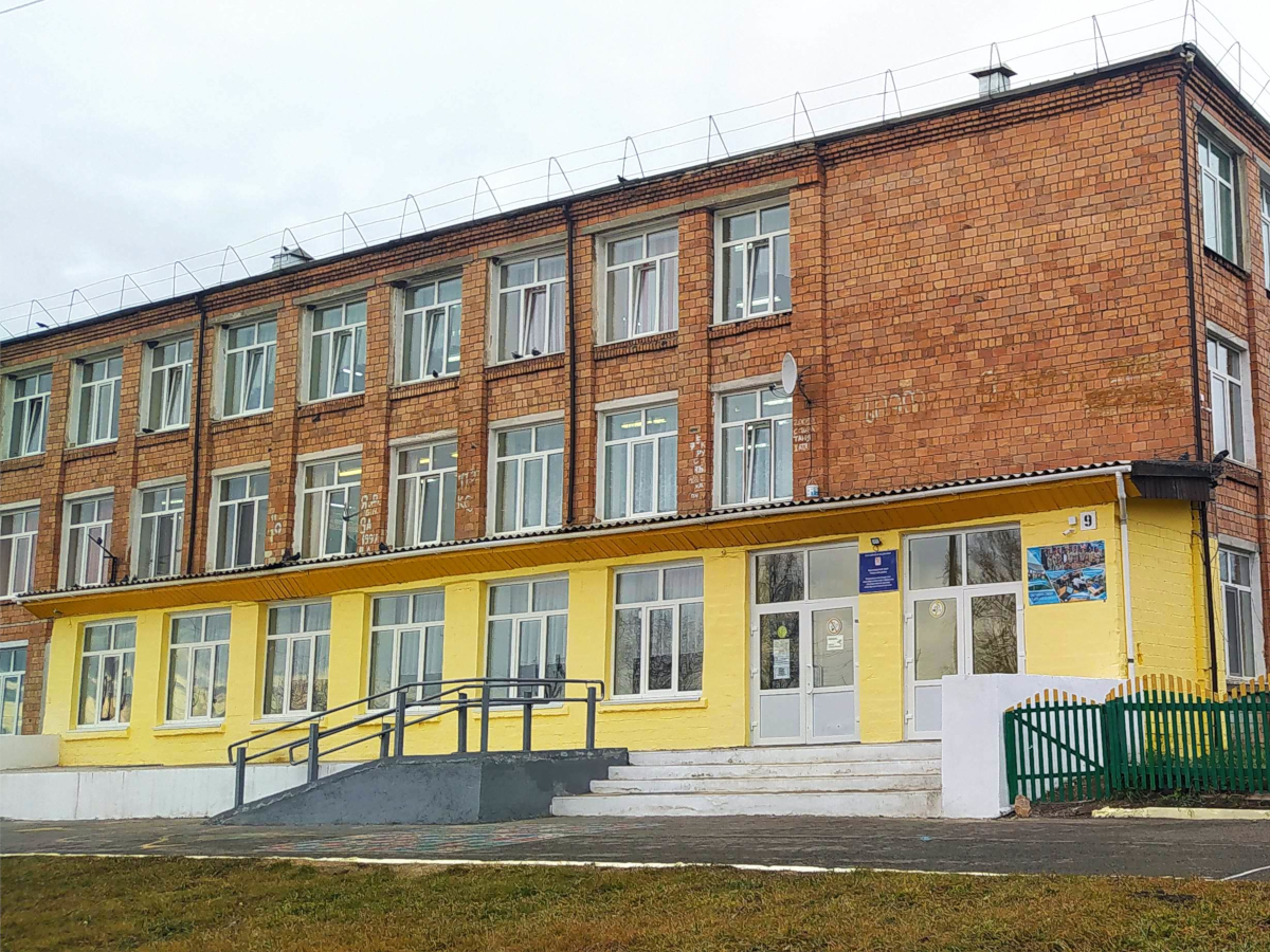 Златоруновская школа главный вход