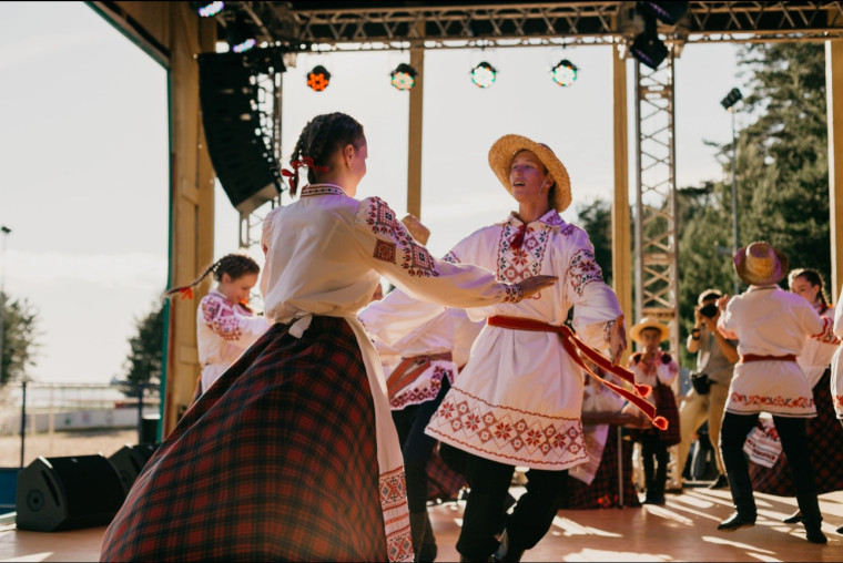 Фестиваль «Наследники традиций» объединил более 140 тысяч ребят из России и Белоруссии.
