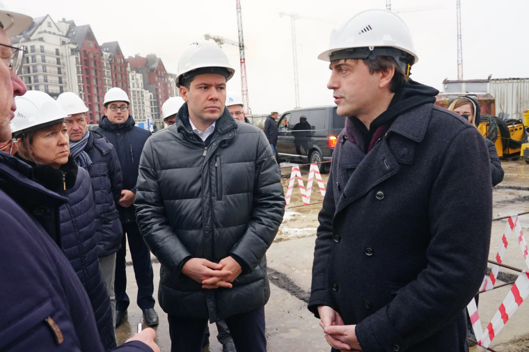 Сергей Кравцов осмотрел стройплощадки образовательных учреждений в Калининградской области.